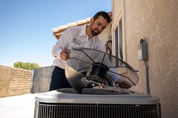 expert works on heating maintenance service Agua Dulce outdoor